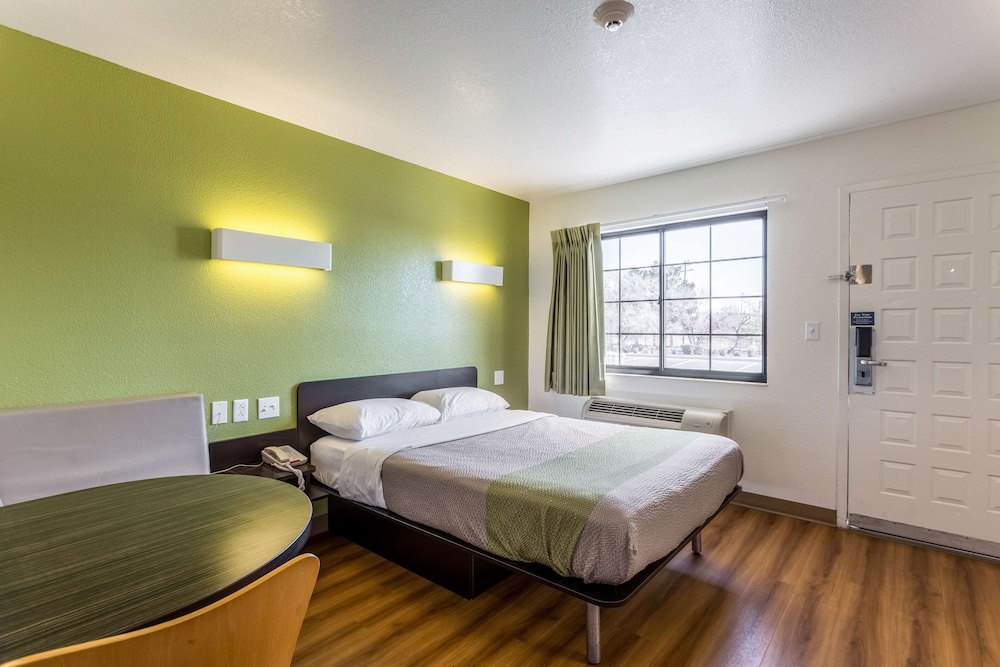 Modern, Standard Room, 1 Queen Bed, Non Smoking photo 1