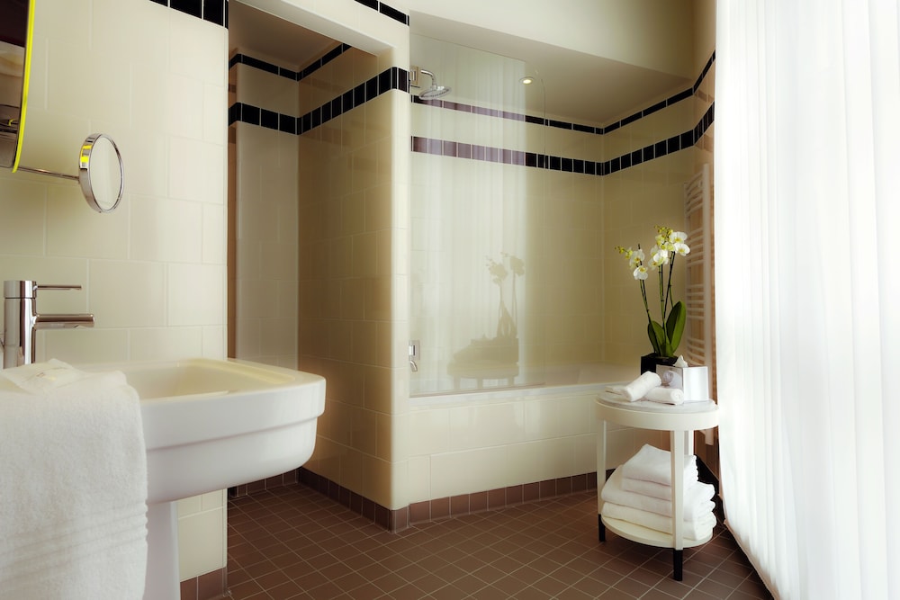 Junior Suite, 1 King Bed (Republic Square view) thumbnail 5