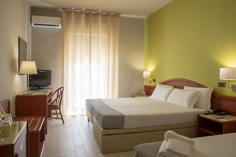 Standard Double or Twin Room - Photo 12