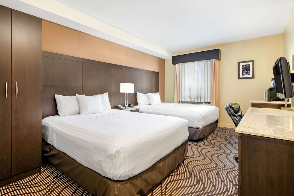 Room, 2 Queen Beds, Non Smoking (Next to Lobby) photo 1