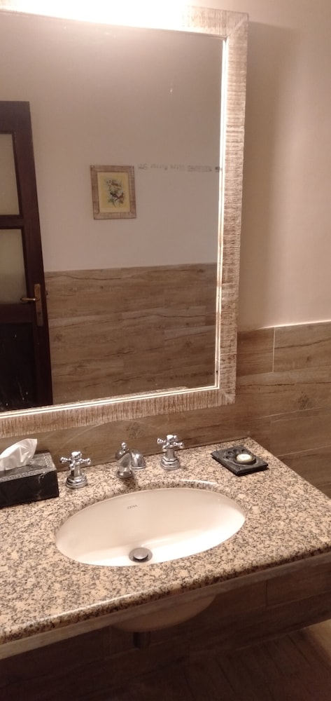 Pool side suite - Photo 8