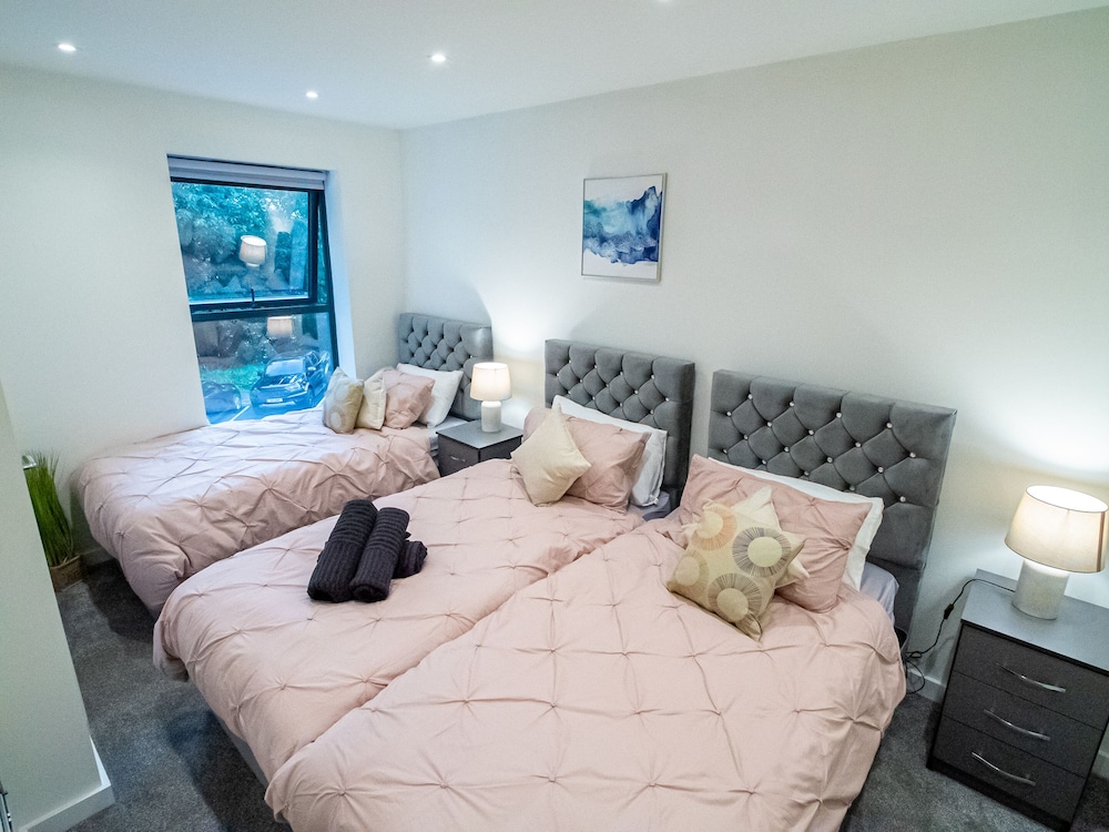 Bv Luxe 3 Slaapkamer Stadswoning in Bed Cliff Oaks, Foto 24