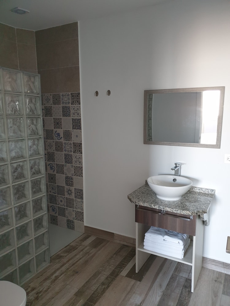 Standard Twin Room (8) - Photo 2