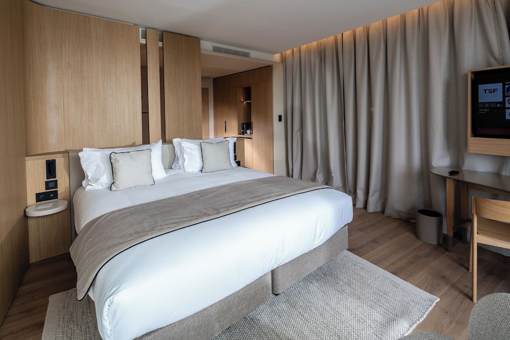 Deluxe Room, Balcony, Golf View photo 3