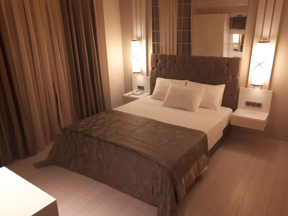 Standard Room, 1 Double Bed, Partial Sea View photo 2