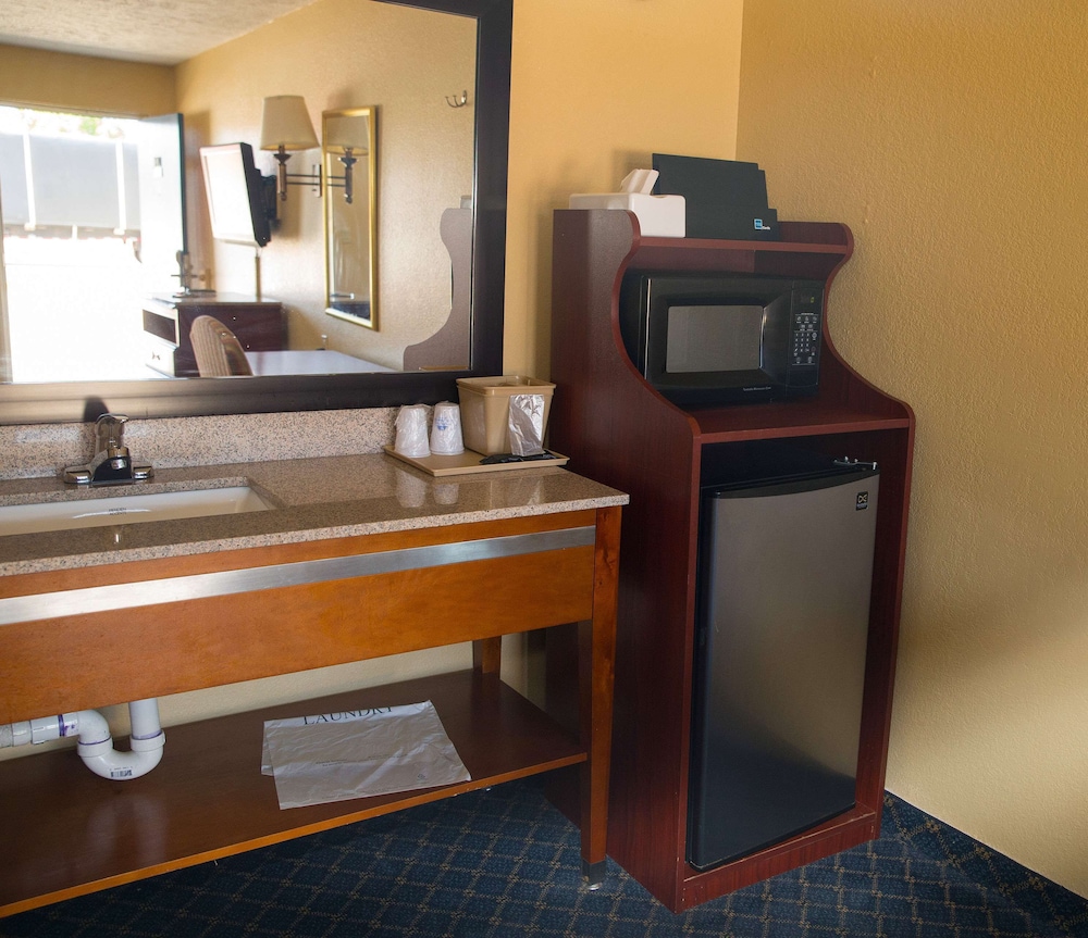 Room, 2 Double Beds, Non Smoking - Photo 12