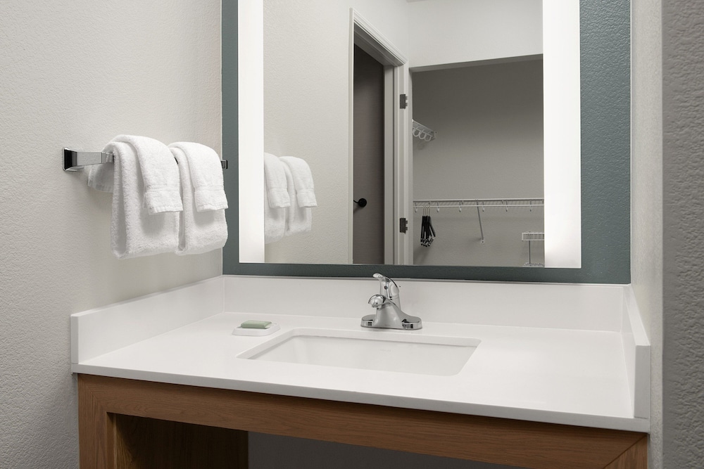 Suite, 2 Bedrooms - Photo 13