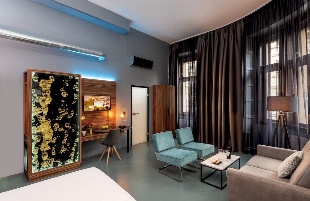 Junior Suite (NYX Suite)