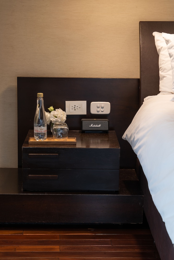 Deluxe Room, 1 King Bed thumbnail 5