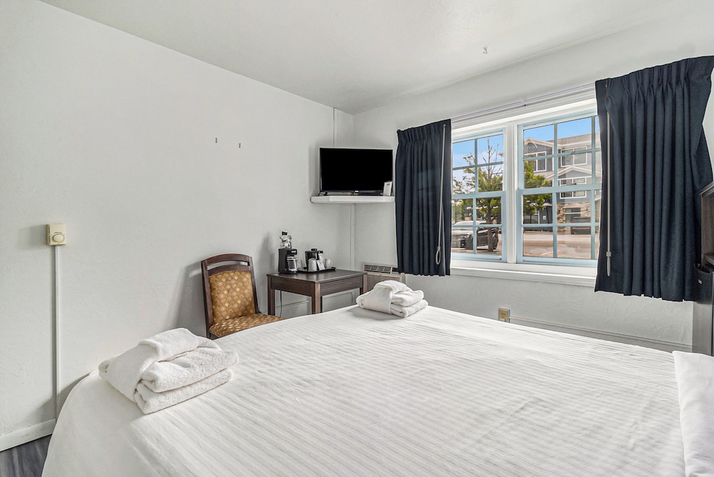 Economy Room, 1 Queen Bed photo 2