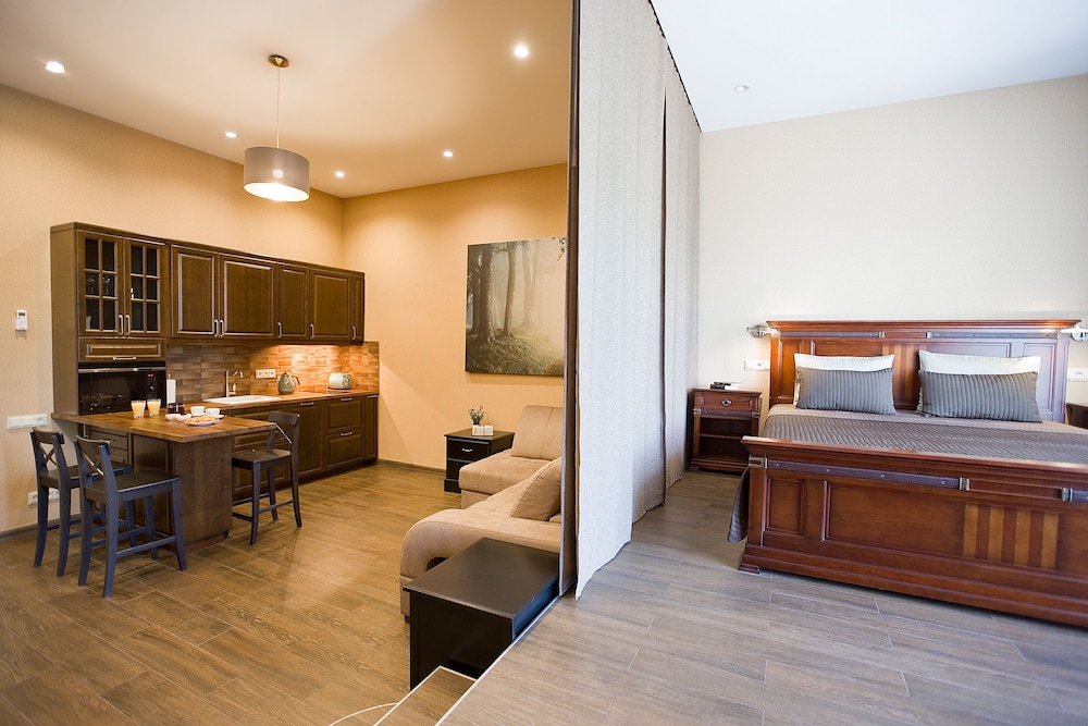 Comfort Condo, 1 King Bed with Sofa bed, Kitchen, City View