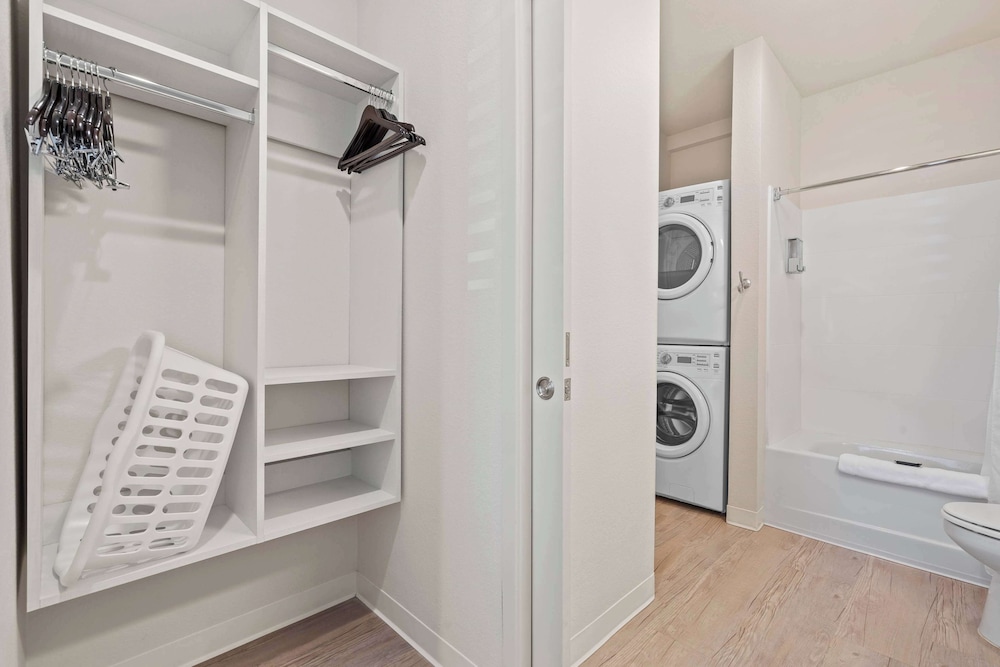 Suite, 1 Bedroom, Accessible (Hearing) - Photo 16