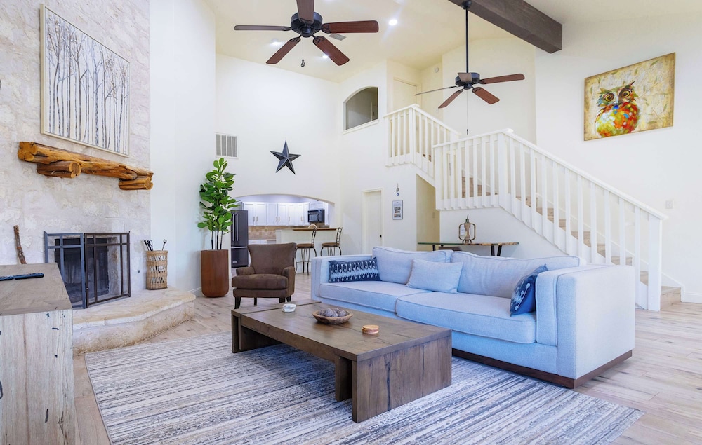 House, Multiple Beds, Patio, Garden View (Hoots Hollar Haus)