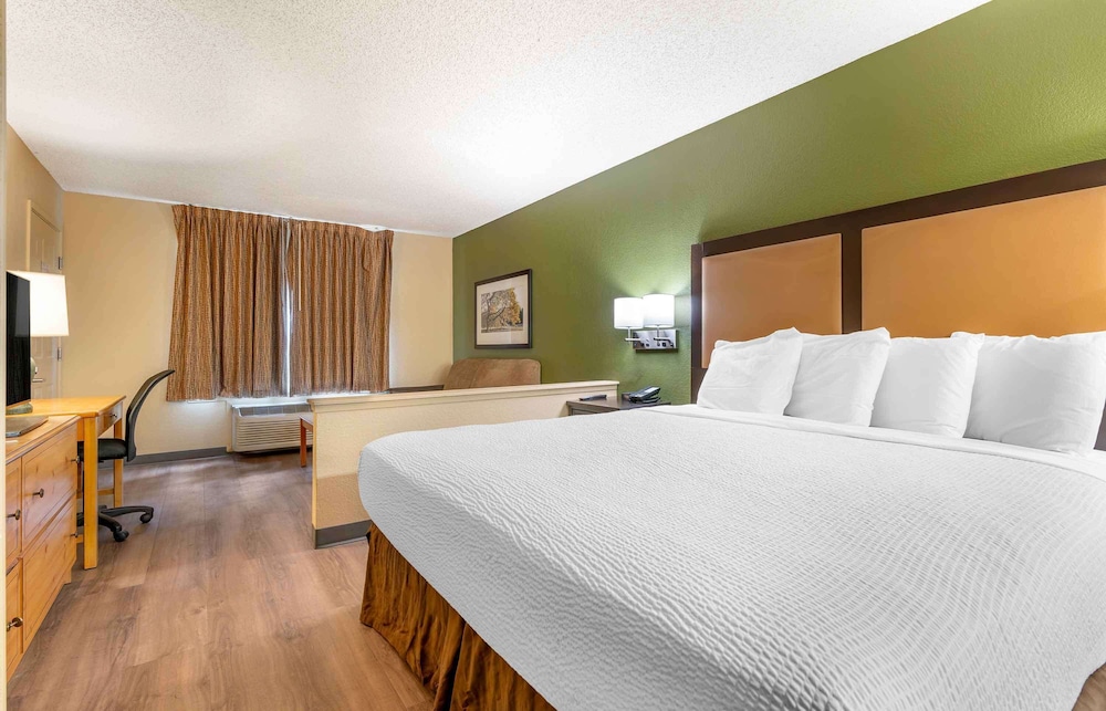 Deluxe Studio, 1 King Bed with Sofa bed, Non Smoking photo 3