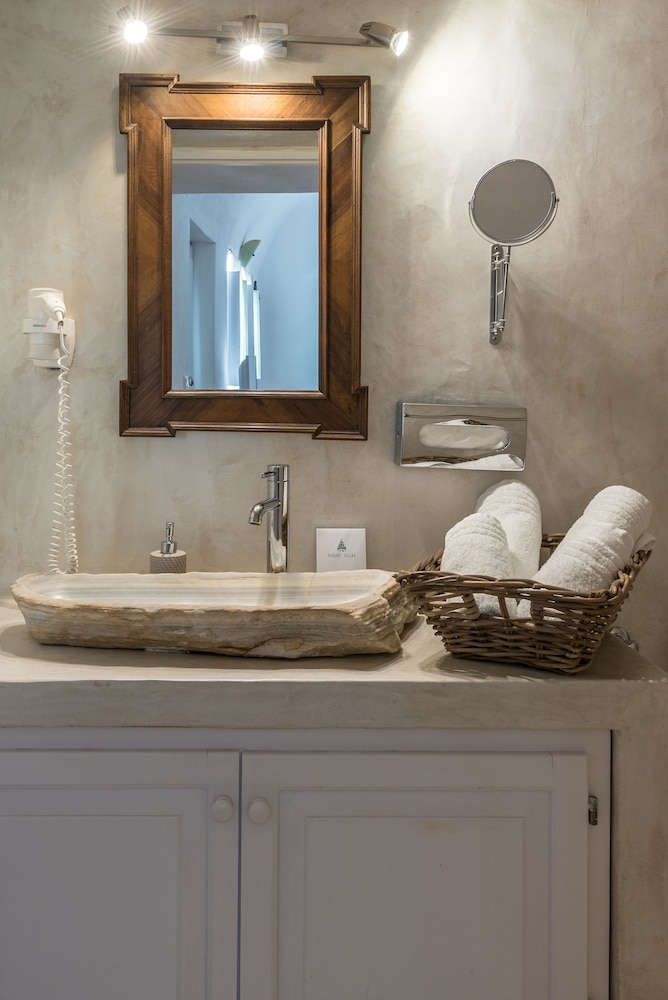 Senior Suite, Jetted Tub (Caldera View) - Photo 6