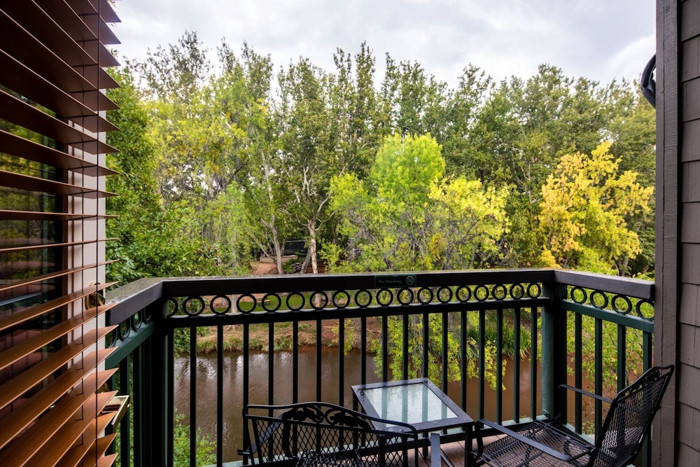 Creekside Queen Room 2