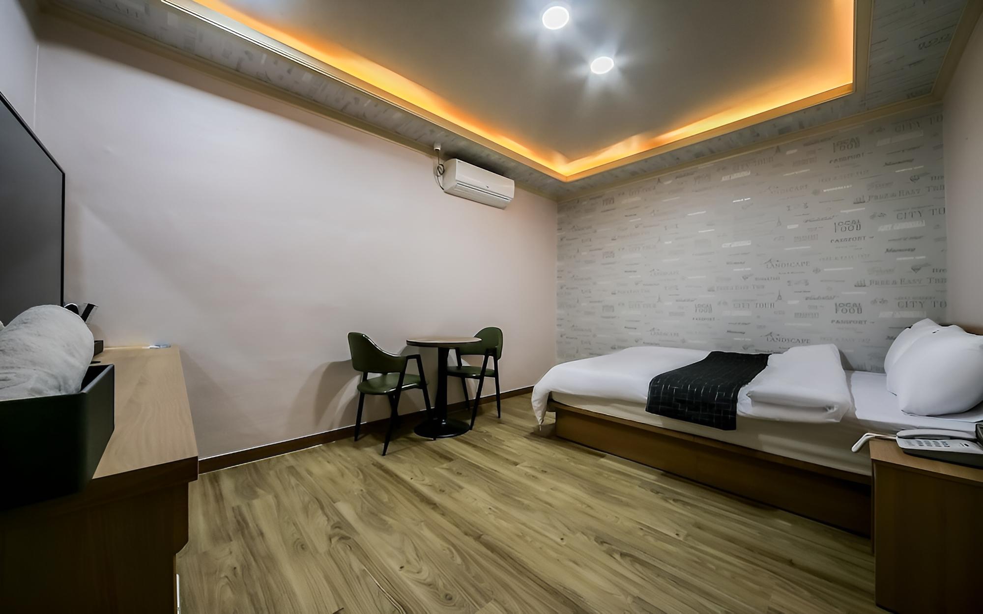 Room (Standard Room) - Photo 2