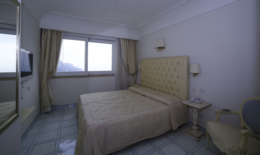 Economy Room, 1 Queen Bed, Sea View - Photo 3