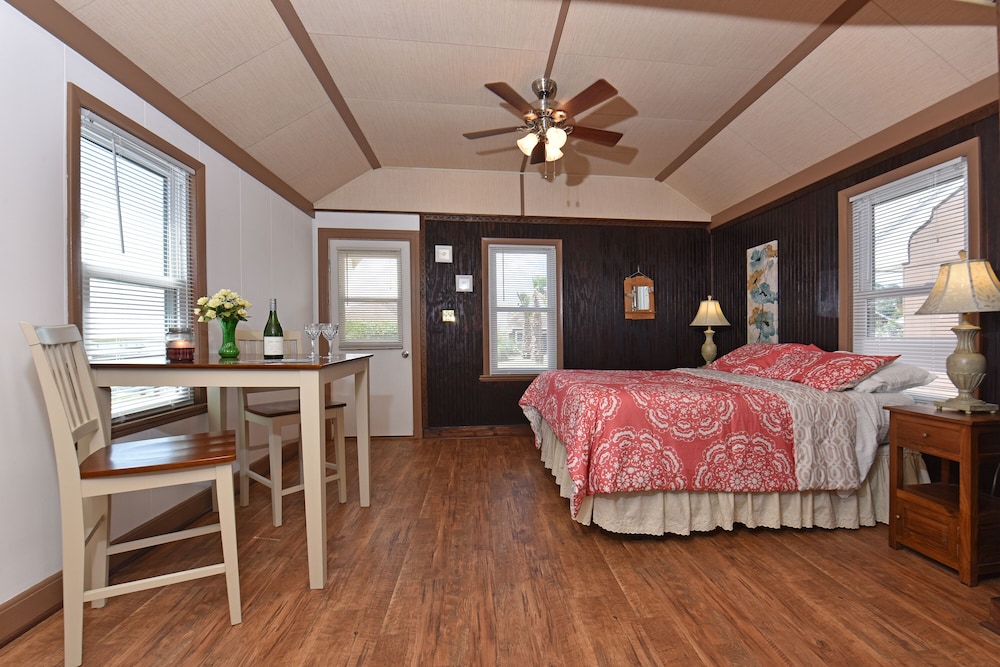 Premium 1 Bedroom Waterfront Cottage, Full Kitchen photo 1
