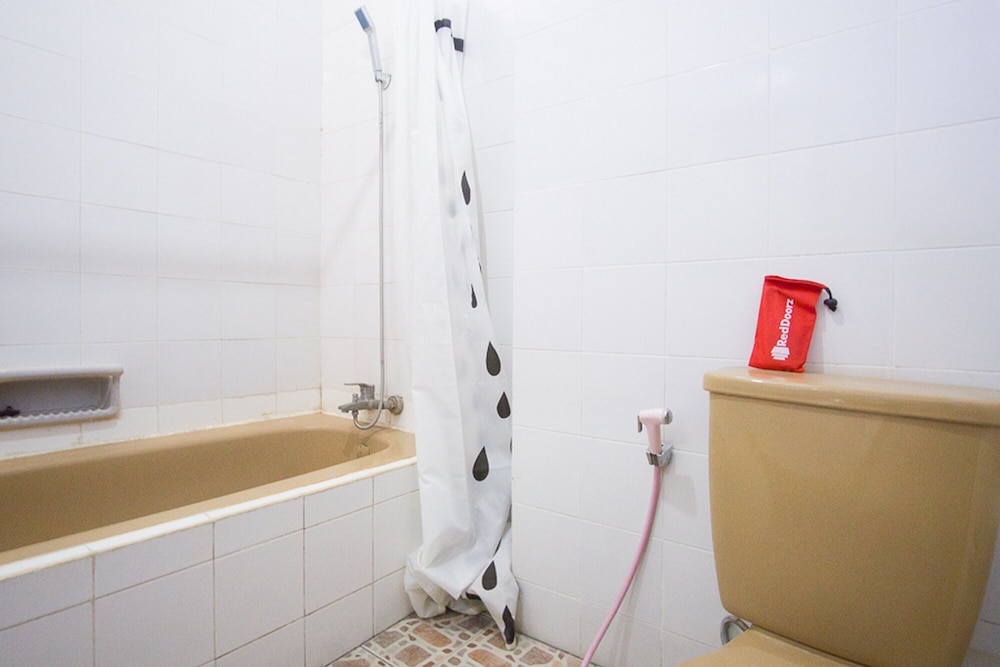 Premium Room (RedDoorz) - Photo 10