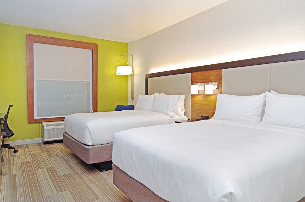 Suite, 2 Queen Beds, Roll-in Shower (Communications, Mobility Accessible) photo 2