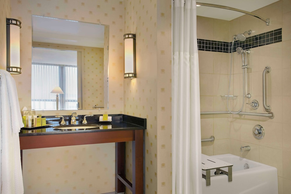 Family Suite– 1 King Bed– Mobility/Hearing Accessible w/ Bathtub thumbnail 5