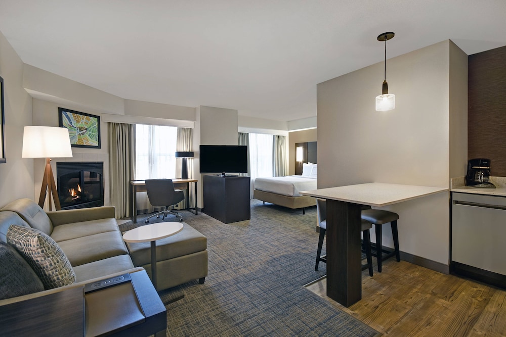 Studio, 1 Queen Bed with Sofa bed (Mobility/Hearing Access, Roll-In Shwr) - Photo 4