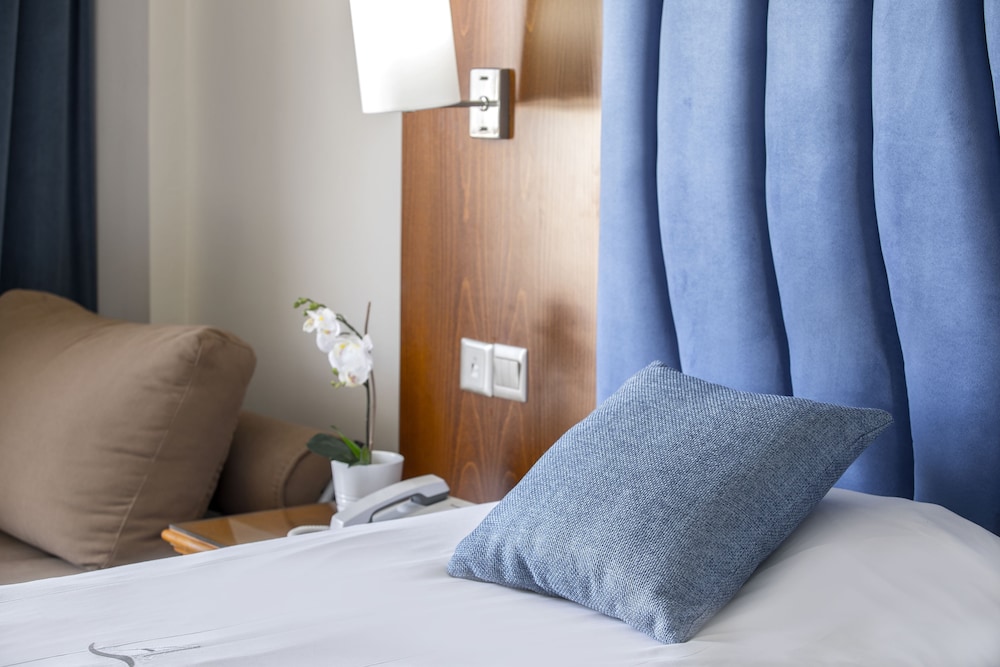 Classic Double or Twin Room, 1 Bedroom, Balcony, Partial Sea View photo 2