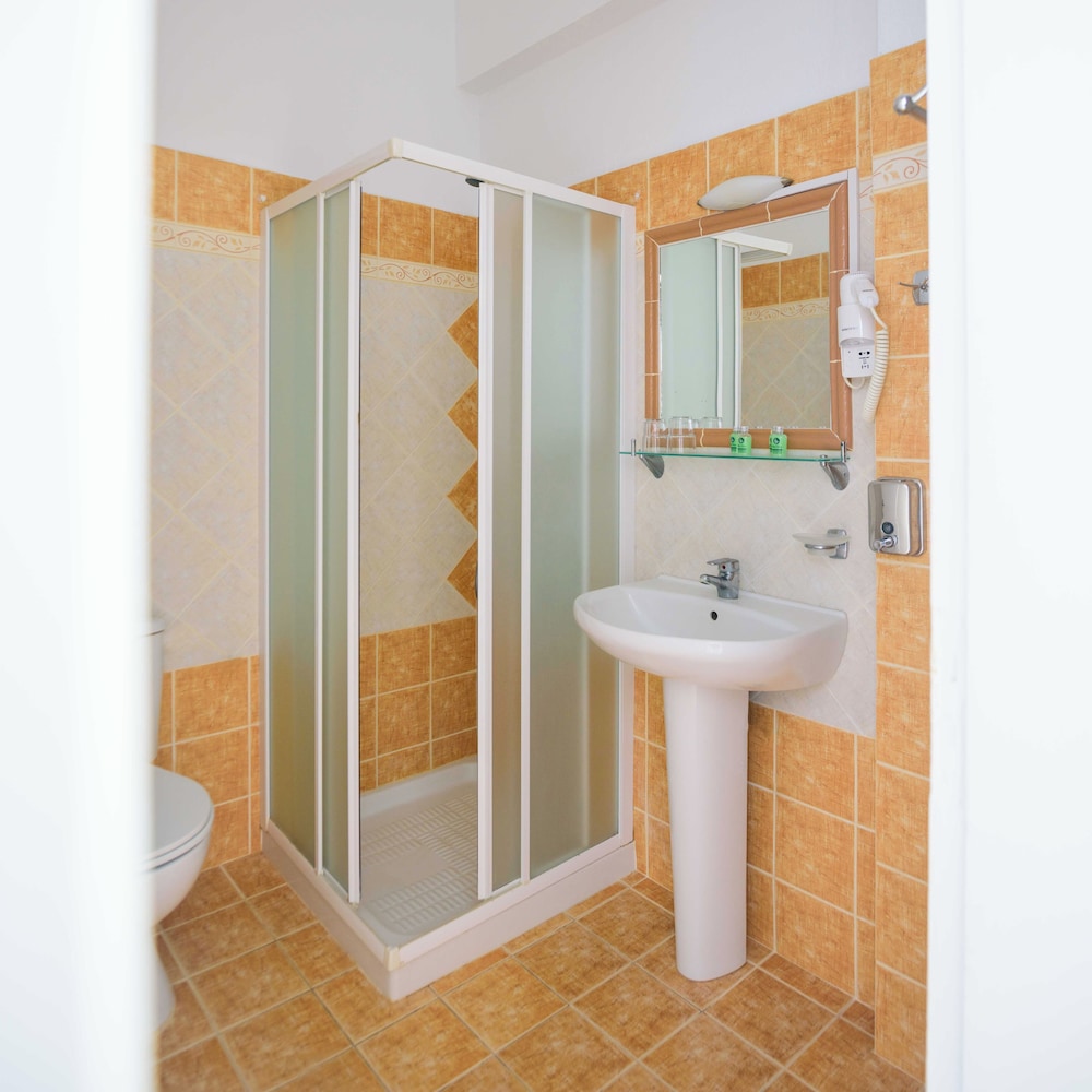 Economy Double Room - Photo 6
