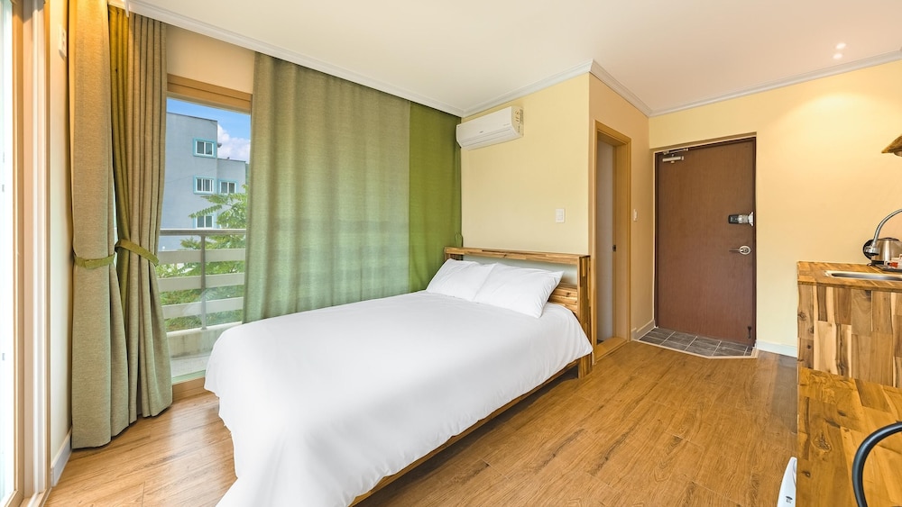 Basic Room, 1 Bedroom (205(Ocean View/No cooking)) - Photo 3