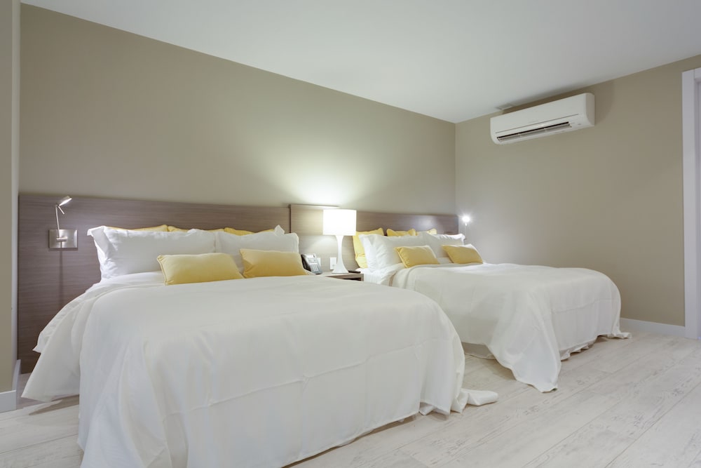 Double Pool View Suite (Two Queen Beds) photo 3