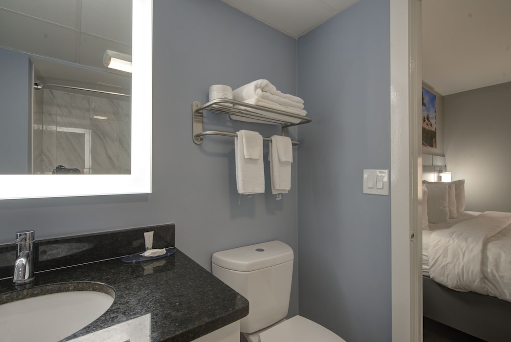 Room, 1 King Bed, Non Smoking (Upgrade) - Photo 14