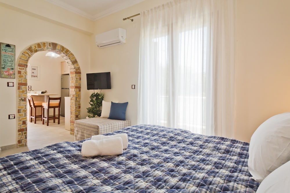 Elite Studio Suite, 1 King Bed, Non Smoking, Garden View (1)