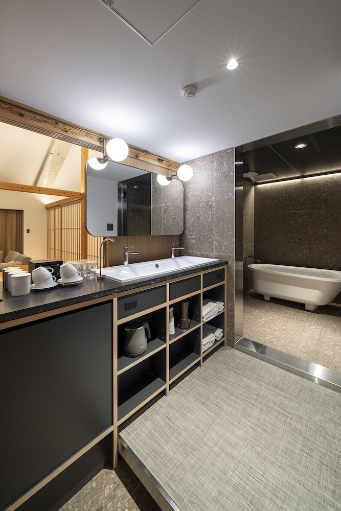 Penthouse Room - Photo 17