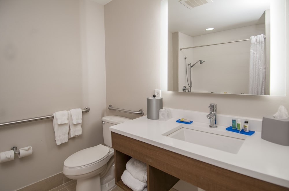 Suite, 2 Queen Beds, Accessible (Mobility, Accessible Tub) photo 3