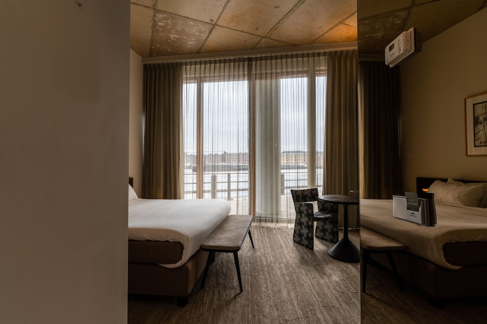 Deluxe Double or Twin Room, Lake View thumbnail 5