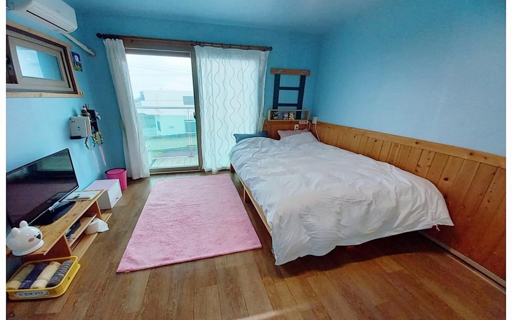 Room (Blue Room)