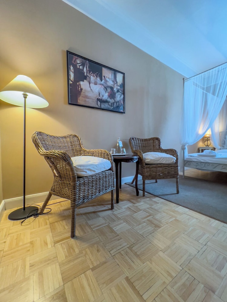 Standard Double Room thumbnail 6