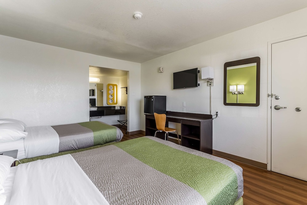 Deluxe Room, 2 Double Beds, Non Smoking, Refrigerator & Microwave photo 2