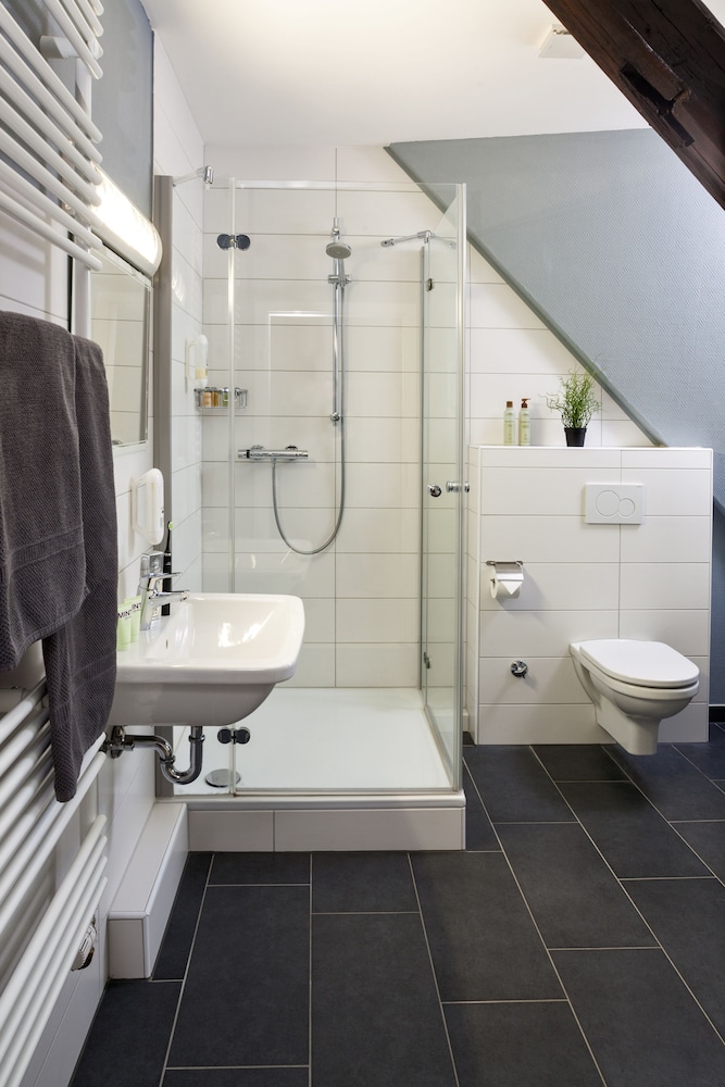 Basic Single Room, Shared Bathroom photo 3