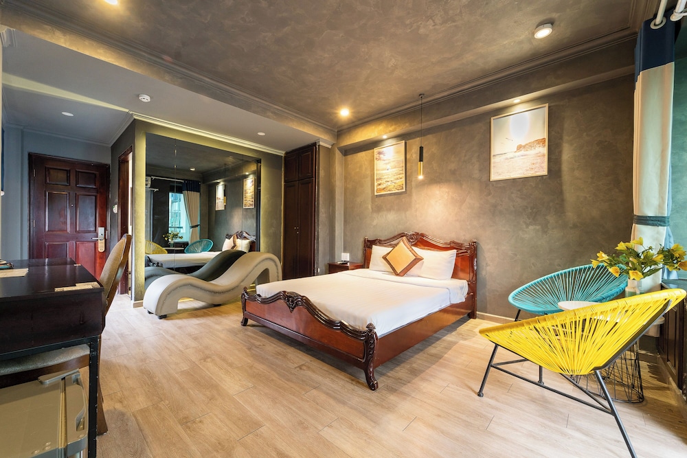 Premier Room, 1 King Bed, Bathtub, City View