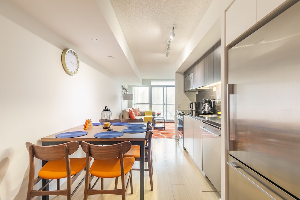 City Apartment, Multiple Beds, Kitchen, Partial Lake View photo 2