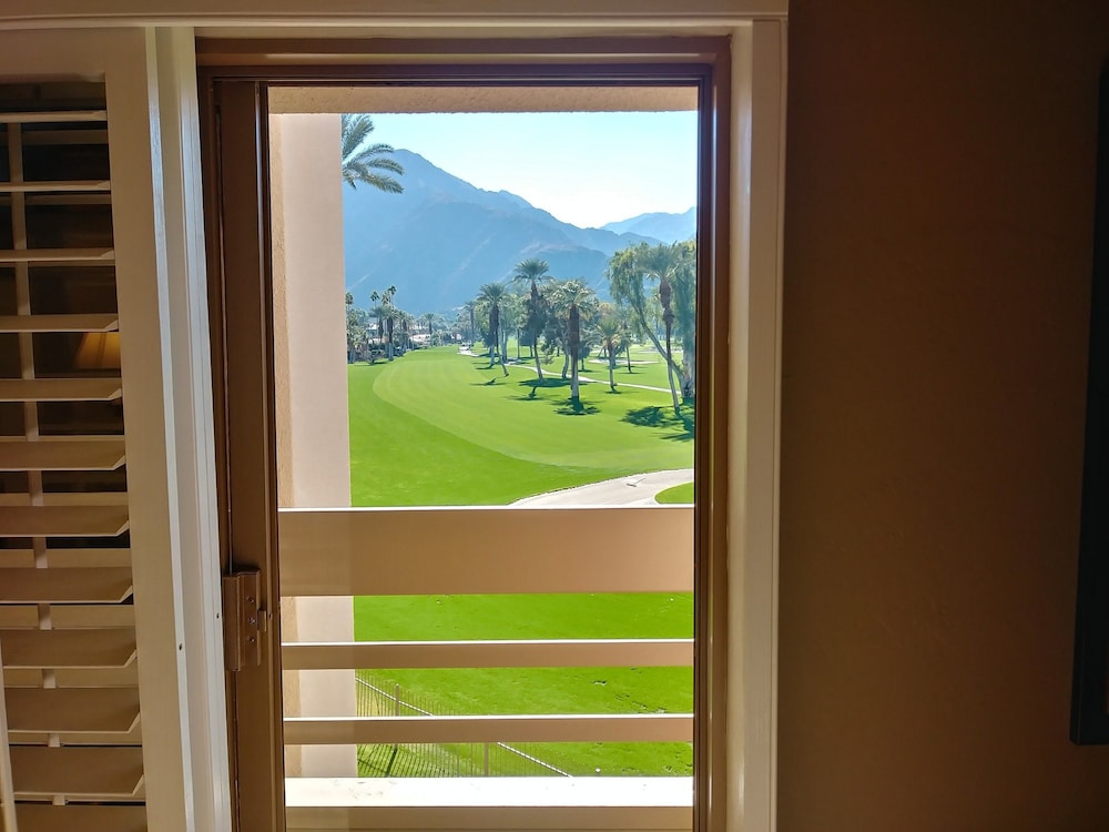 Standard Room, 1 King Bed (Pool or Golf View) photo 2