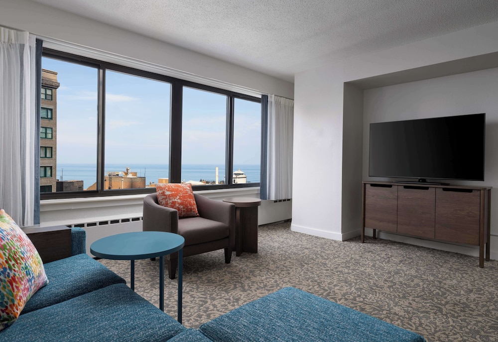 Deluxe Suite, Multiple Beds, Lake View (King and Queen Bed)