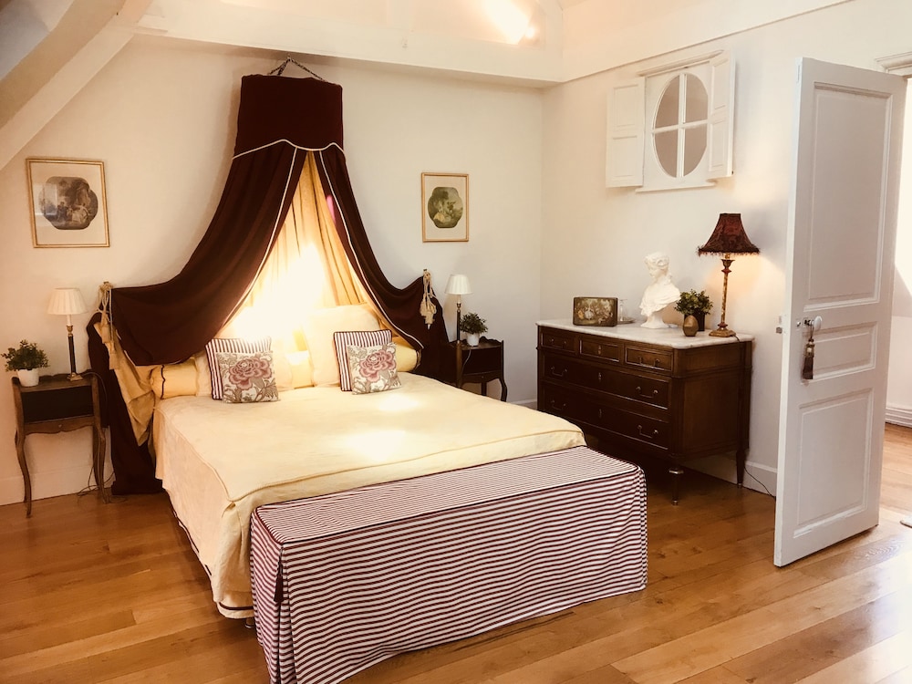 Suite (Archambault de Combaud) photo 1