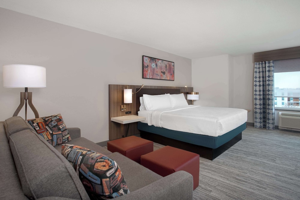 1 King Bed Suite with Sofabed - Photo 4