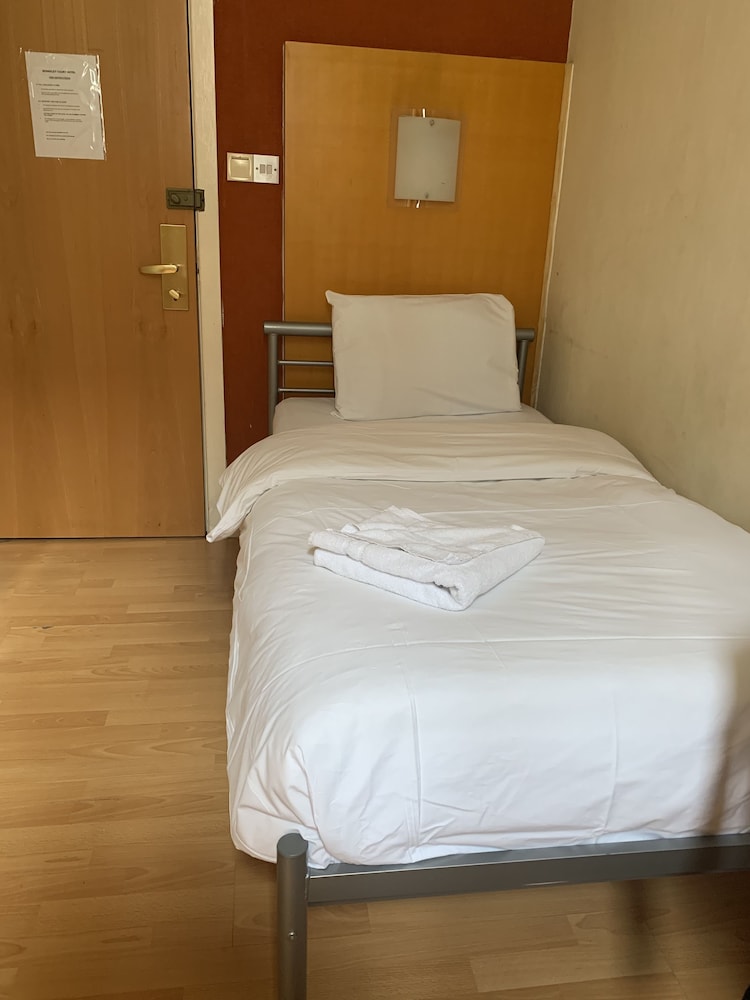 Basic Single Room, Shared Bathroom photo 1
