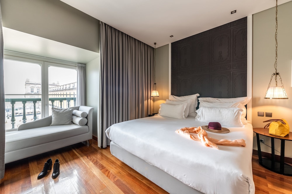Deluxe Room (King Size Bed) thumbnail 6