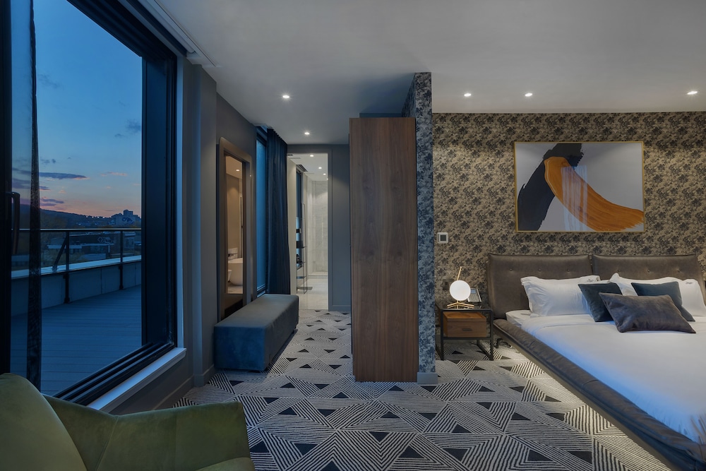 Executive Suite, 1 King Bed, Non Smoking, City View photo 1