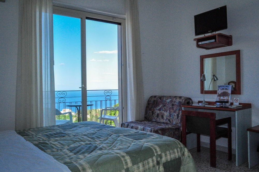 Superior Double Room, Balcony, Sea View photo 2